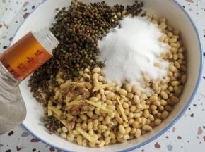 处理好的黄豆倒入大盆里，再放入姜丝，盐，新鲜花椒，再倒入适量的高度白酒！