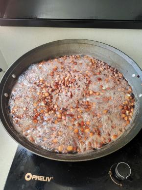 水开，放入杏仁，大火煮开之后，再继续煮3分钟！(杏仁无需提前泡发，直接干杏仁下锅煮哦！)