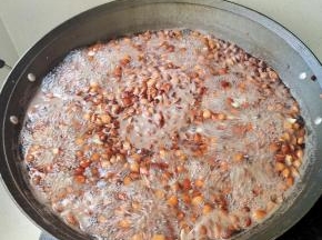 水开，放入杏仁，大火煮开之后，再继续煮3分钟！(杏仁无需提前泡发，直接干杏仁下锅煮哦！)