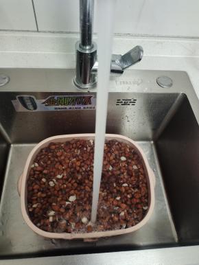 再迅速过几遍凉水，让杏仁彻底凉透！