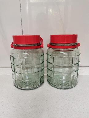 玻璃瓶提前清洗干净，控干水分备用！(如果急着用，可以把玻璃瓶清洗干净后，放入适量的开水，盖紧盖子，摇晃均匀，把玻璃瓶再次清洗一遍，消毒杀菌！开水不要太烫，以免把玻璃瓶烫炸裂了！)