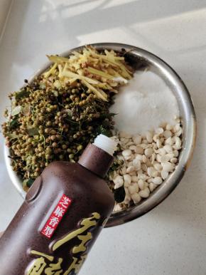 处理好的杏仁倒在大盆里，放入新鲜花椒，生姜丝，盐，再放入适量的高度白酒！(盐要比平时炒菜多放一点，咸一点好吃，太淡了容易发酸发臭！)