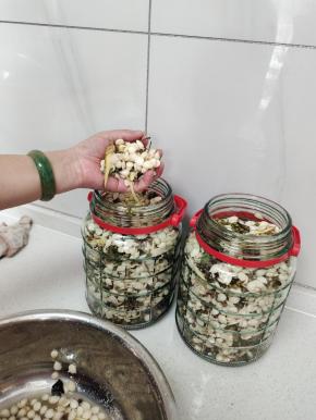 再把翻拌好的杏仁麻豆装进玻璃瓶里！