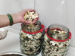 再把翻拌好的杏仁麻豆装进玻璃瓶里！