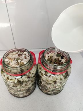 再倒入适量的矿泉水，淹没住杏仁麻豆即可！(我买的桶装矿泉水，泡出来的杏仁麻豆特别好吃！没有矿泉水的可以直接用凉开水来泡也可以哦！)