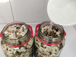 再倒入适量的矿泉水，淹没住杏仁麻豆即可！(我买的桶装矿泉水，泡出来的杏仁麻豆特别好吃！没有矿泉水的可以直接用凉开水来泡也可以哦！)