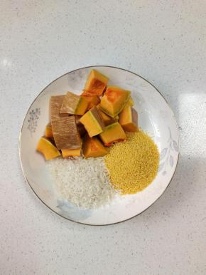 准备好所需的食材:
南瓜150克清洗干净切成小块，大米30克，黄小米30克！所有食材清洗干净，放入破壁机里！