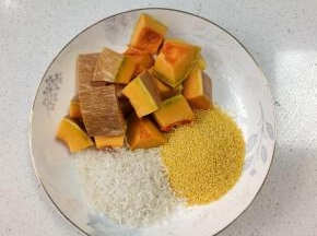 准备好所需的食材:
南瓜150克清洗干净切成小块，大米30克，黄小米30克！所有食材清洗干净，放入破壁机里！