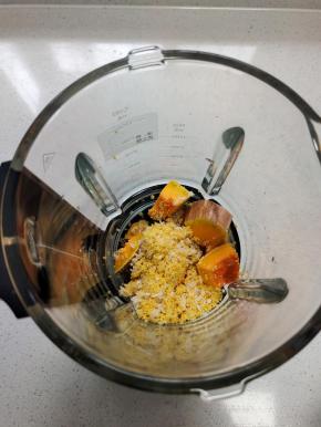 所有食材清洗干净，放入破壁机里！