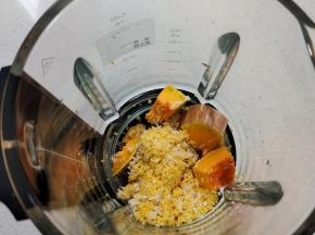 所有食材清洗干净，放入破壁机里！