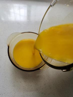 打好的南瓜小米米糊，倒入杯中即可食用！喜欢甜一点的，可以适量加一点糖进去搅拌均匀！