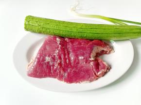 准备好丝瓜，牛肉，葱