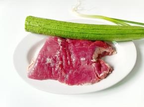 准备好丝瓜，牛肉，葱