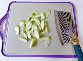 丝瓜削皮，切成滚刀块。
