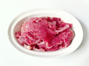 牛肉顺着纹理横着切成片状。