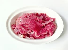 牛肉顺着纹理横着切成片状。