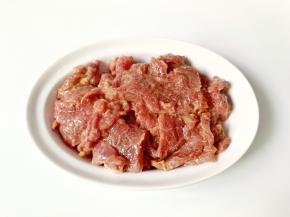 抓拌均匀后加食用油锁住水分，腌制10分钟入味。