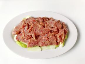 丝瓜放入盘底，牛肉一片片码放在上面。