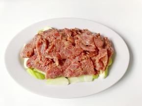 丝瓜放入盘底，牛肉一片片码放在上面。