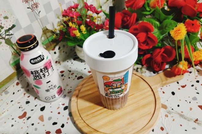 红提桃桃西打水