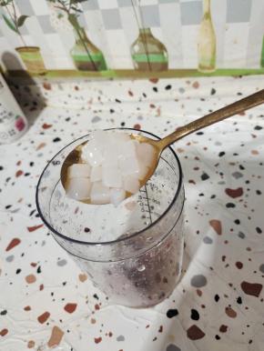 再放入一大勺椰果粒！