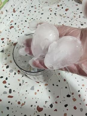 再放入两个小兔子冰块！