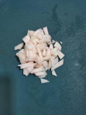 水蜜桃削皮清洗干净，切成小粒儿！