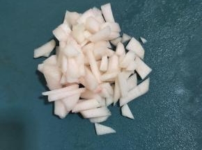 水蜜桃削皮清洗干净，切成小粒儿！