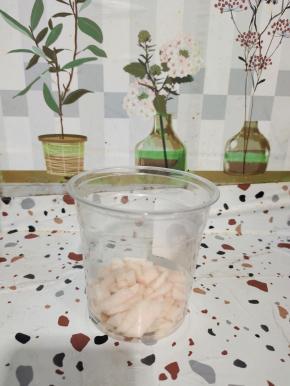 切好的水蜜桃粒放进冷饮杯中！