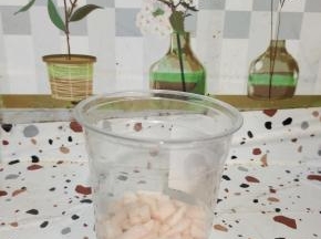 切好的水蜜桃粒放进冷饮杯中！