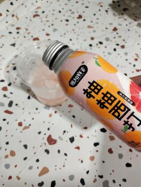 倒入一罐柚柚西打气泡水！