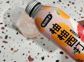 倒入一罐柚柚西打气泡水！