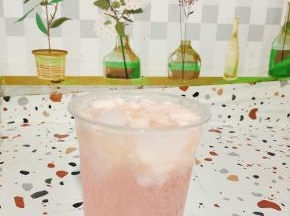 一杯冰凉沁爽的水蜜桃柚柚西打气泡水就做好啦！