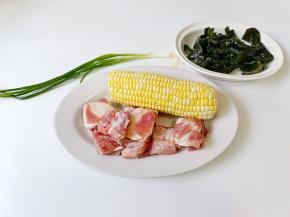 准备好排骨，玉米，海带。