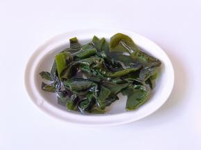 今天买的是盐渍海带，需要在清水中浸泡两小时，期间换两次水