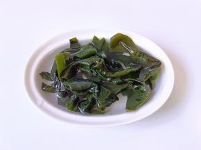 今天买的是盐渍海带，需要在清水中浸泡两小时，期间换两次水