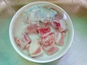 排骨放在清水中浸泡一小时