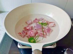 排骨冷水下锅，加葱姜