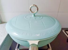 开大火焯水两分钟，焯水后的排骨冲洗干净