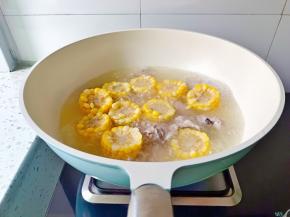 排骨重新入锅，放入玉米炖煮半小时