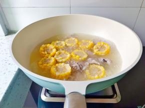 排骨重新入锅，放入玉米炖煮半小时