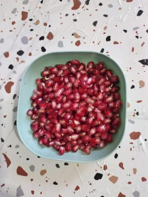 红石榴去皮，把红石榴籽取出来备用！