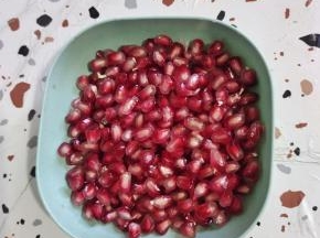 红石榴去皮，把红石榴籽取出来备用！
