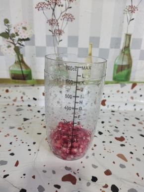 把红石榴籽放杯子里！