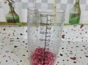 把红石榴籽放杯子里！