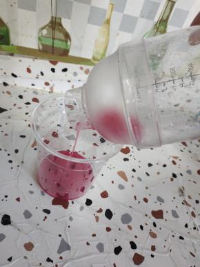 把按压出来的红石榴汁水倒进冷饮杯里！