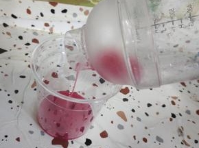 把按压出来的红石榴汁水倒进冷饮杯里！