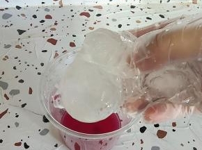 再放入适量的冰块！