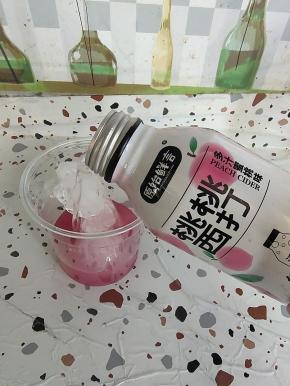 倒入桃桃西打气泡水！没有桃桃西打气泡水的也可以用雪碧来代替哦！