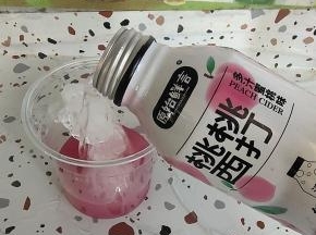 倒入桃桃西打气泡水！没有桃桃西打气泡水的也可以用雪碧来代替哦！
